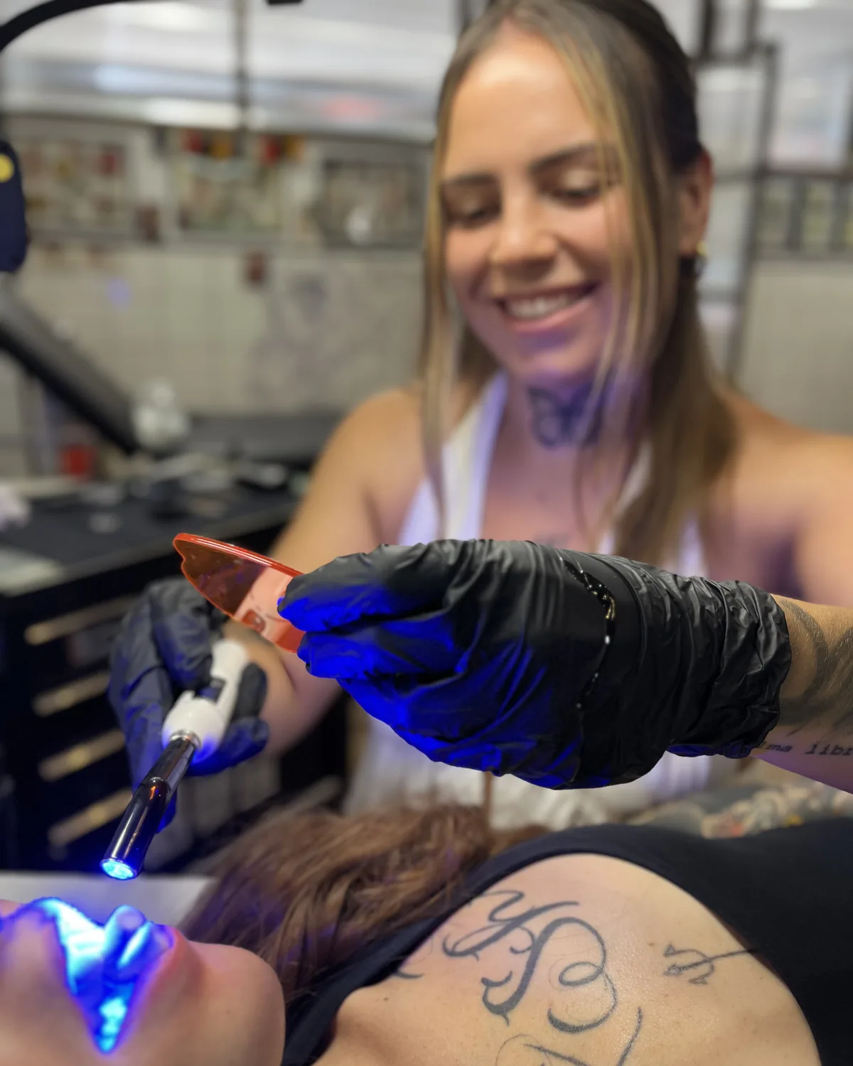 Aurea realizando un trabajo de toothgems en No Glory Tattoo Parlour