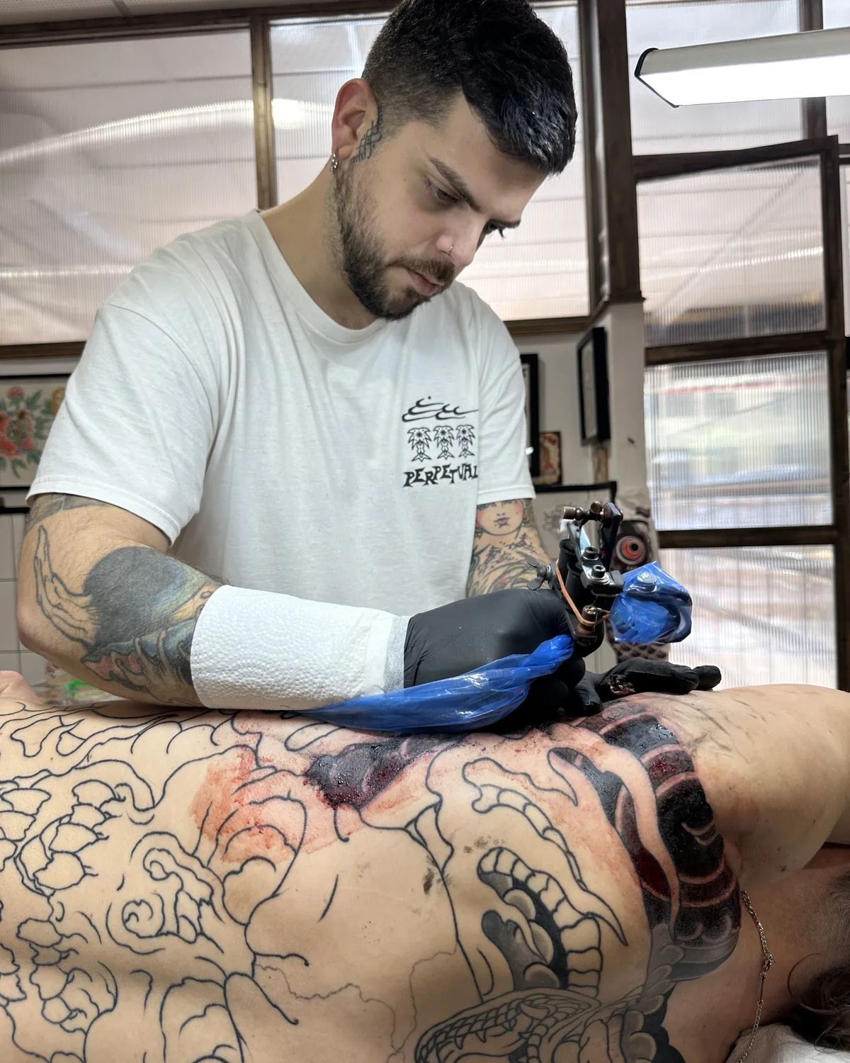 Perea tatuando una pieza japonesa de gran formato