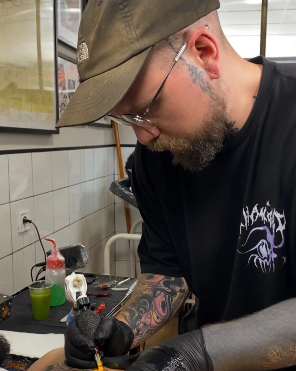 Pedro Jota trabajando una pieza con la máquina de tatuar