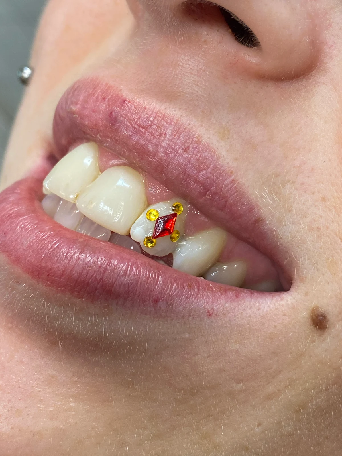 Trabajo de toothgems realizado por Aurea en No Glory Tattoo Parlour